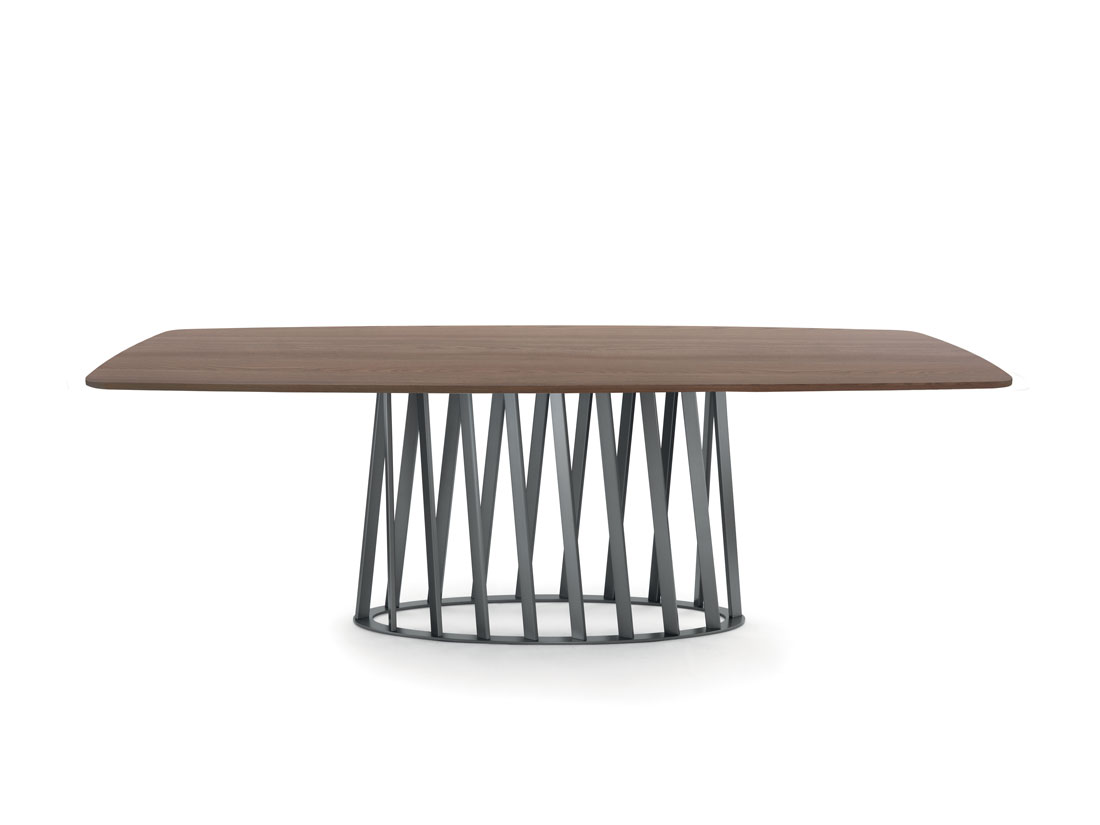 Cosmo: tavolo da pranzo con struttura in metallo verniciato e piano in legno / Cosmo: dining table with painted metal frame and wooden top